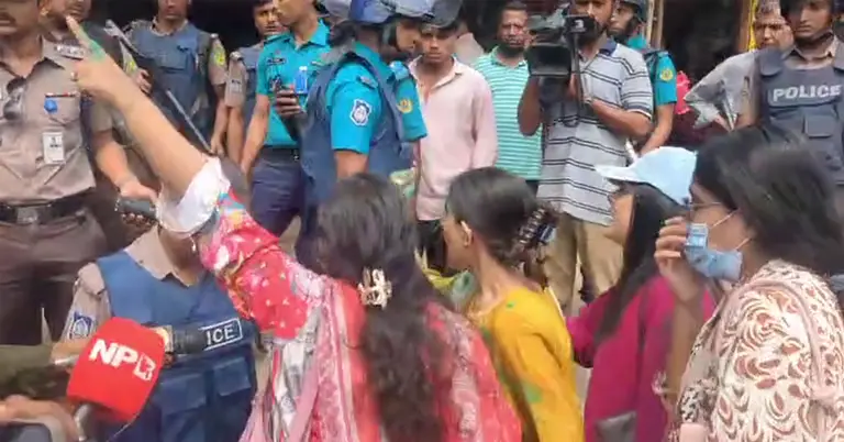 চট্টগ্রামে গ্রাফিতি মোছা নিয়ে উত্তেজনার সৃষ্টি হয়েছে